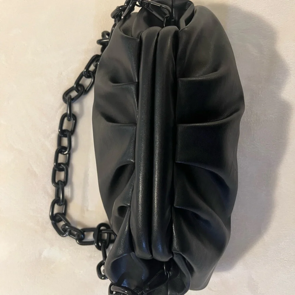 🩷 BADGLEY MISCHKA Black Frame Logo Crossbody Bag $149🩷